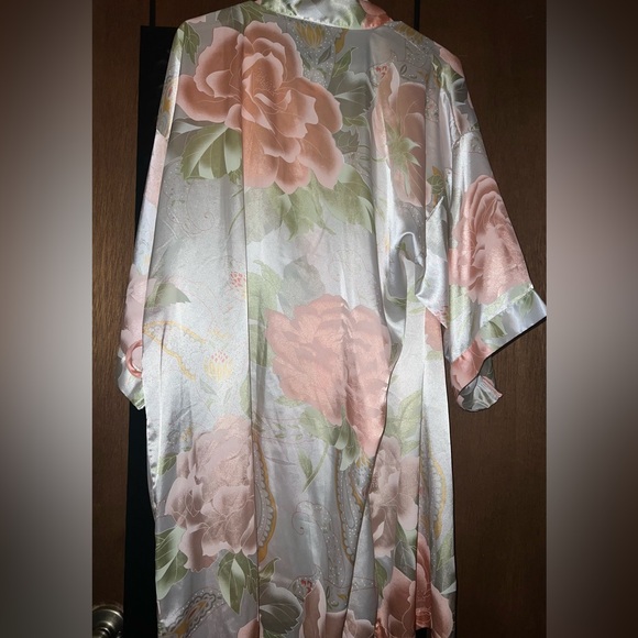 4/$10 Bundle Sale: NWOT Satin Floral Kimono Robe - Picture 4 of 5